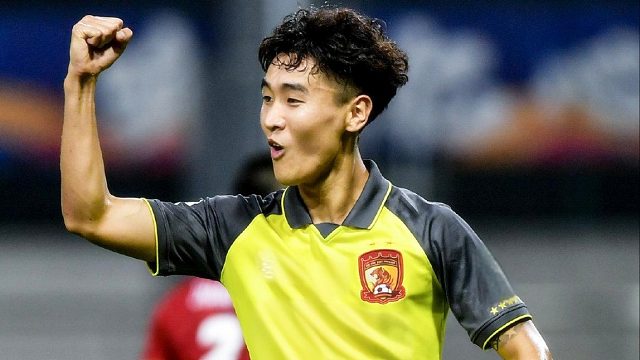 耍大牌？韦世豪怒喷边裁，主裁竟主动安抚而不是警告！