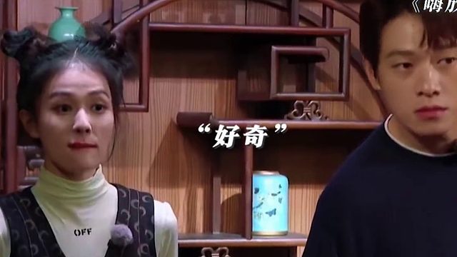 魏大勋那表情逗趣极了，惹得王嘉尔瞬间没忍住，直接笑出了声