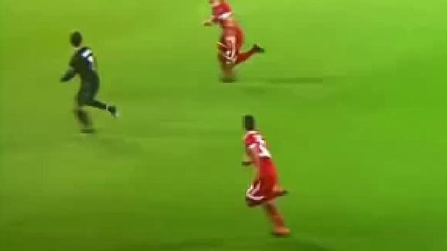 C罗完美停球大门被判为手球