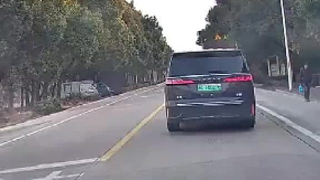 白车逆行后变道超车，这一下把黑车吓得一激灵