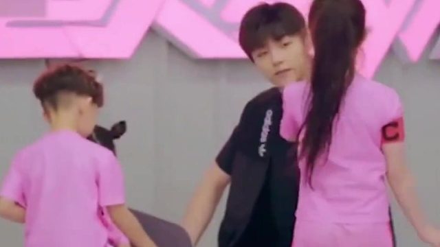 陈立农被小朋友问喉结是不是吃东西卡住的。