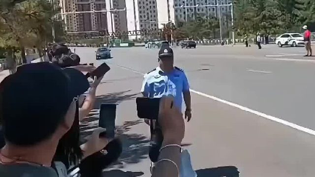 比赛报备交通管制吧，这车也不想想为啥路上就他一辆车在走