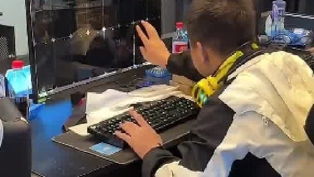 大哥打游戏的辅助工具太多了。