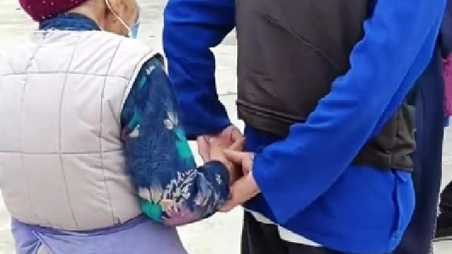 不羡鸳鸯不羡仙，只求老来把手牵