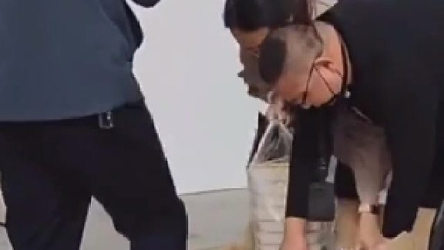 该怎么办怎么办，没必要踩那么一脚