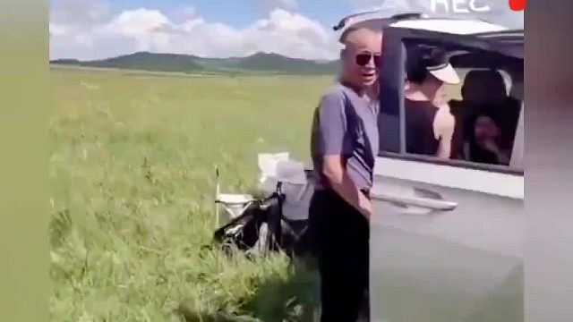 开车到别人家的草地上野餐，大哥：你看能行吗 人家的草地