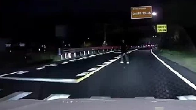 女子突然拦在马路中间，司机和乘客都懵了！乘客：吵架不要害别人