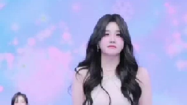 小艾莉不仅是颜值担当, 更是舞蹈担当, 随舞难不倒她的