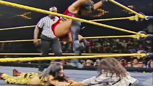 老外想搞偷袭被李霞识破结果被打得无法动弹