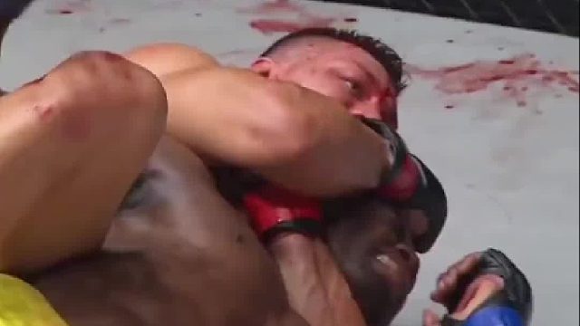 擂台小伙打羸的比赛嚣张跋扈结果差点躺在台上