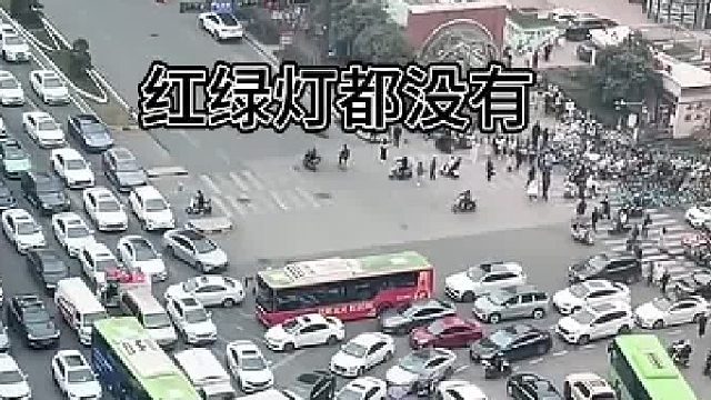 此路口宽阔，怎不见交通信号灯呢