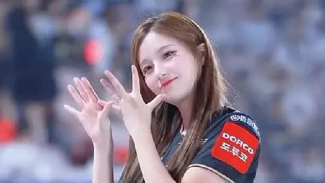 足球啦啦队的两位台柱