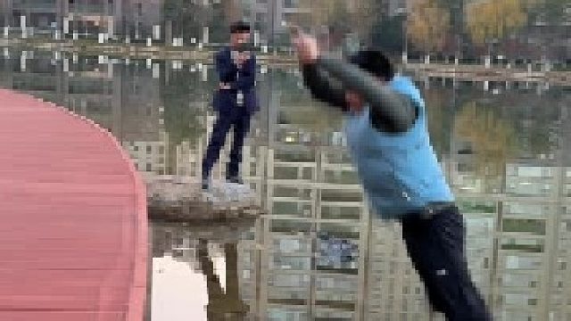 这个小伙会轻功