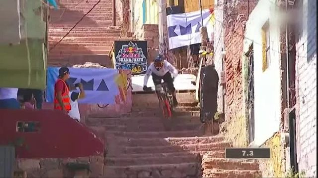 自行车城市速降赛，最快到达终点获胜，但玩不好手刹就变成了脸刹