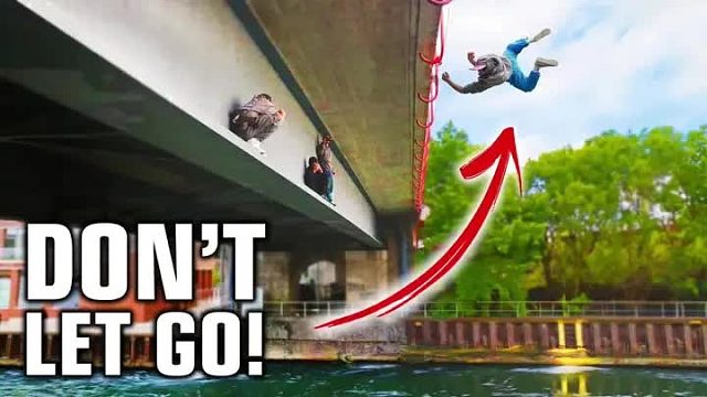 跑酷达人挑战河边大桥铁钩 ，勇士激情一跃 ，他们能够挑战成功吗