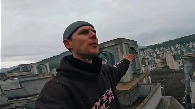 六个跑酷小伙，在废弃的别墅群里玩极限捉迷藏，感觉有点费人啊