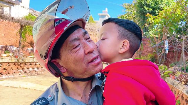 爷爷打工回来，孙子举动超暖心，隔辈亲是真的亲