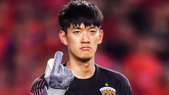 真戏精！颜骏凌名场面：停球出底线装无辜，对方主帅看怒了