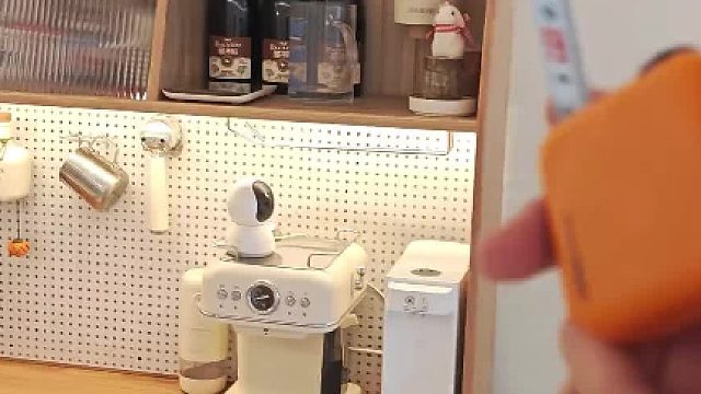 来看看全屋硬装7万的家，乳胶漆墙顶通刷珍珠白，不用分开刷。不吊顶不压层高屋里显得亮堂，奶白色的地砖通铺不要过门石，背景墙统统不要，几组电视柜既好看又能装杂物，卫