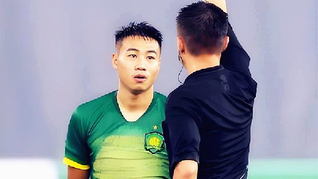 太冲动！杨帆名场面：头顶刘乐染红，愣在原地无奈苦笑