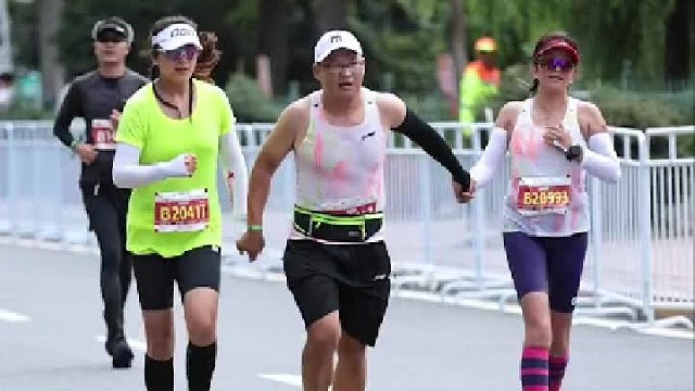 大哥责任重大呀，拉两个美女跑步！