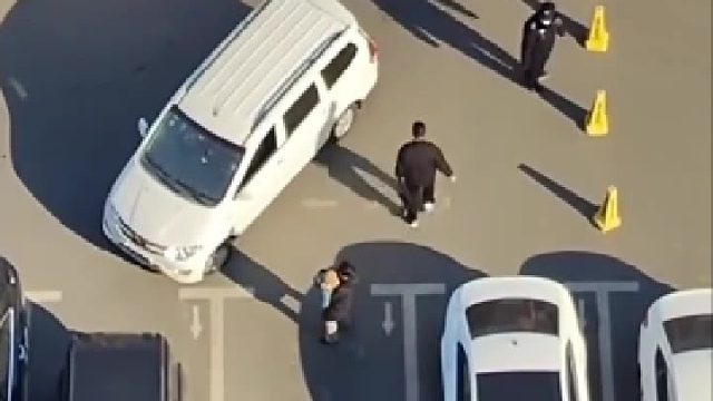 女子抱娃人肉占位，看到最后解气了，网友：看给奥迪车兴奋的差点追尾