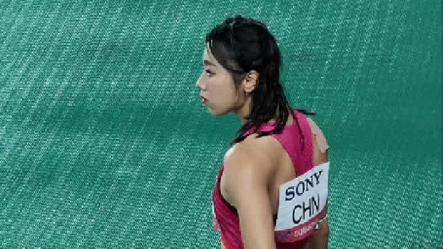 尽管小静意外跌倒，曼棋也在大队友和观众的支持下完成比赛