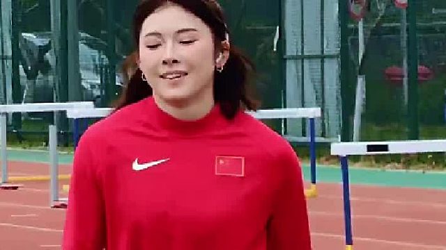 吴艳妮即将出战女子60米栏，赛前热身轻松。