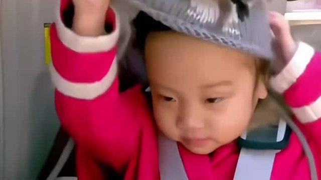 甜馨不顾形象的摘掉帽子，贾乃亮：快带上吧！