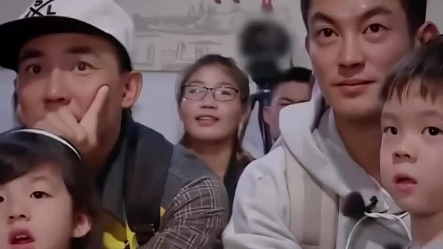 霍思燕儿子嗯哼抱住小泡美，刘耕宏怒了！杜江瞬间汗流浃背！