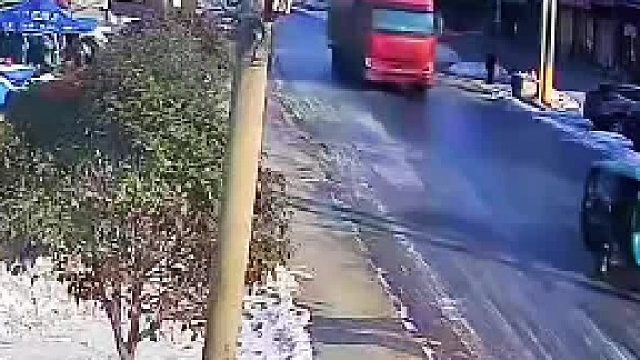 现在好多三轮车 不观察就胡乱拐弯