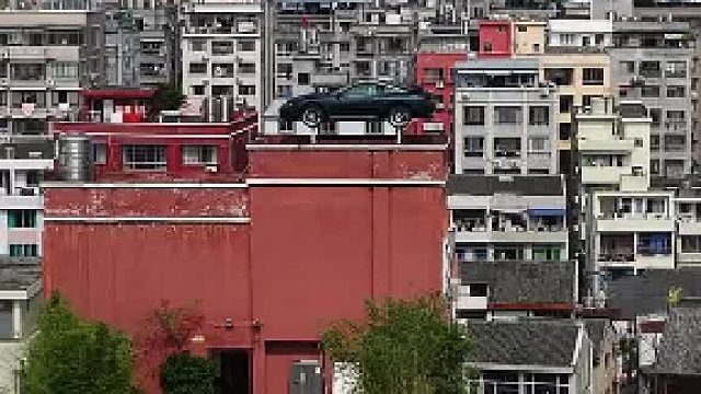 有一牛人，竟把一辆超跑放在楼顶，这一放就是长达10年！