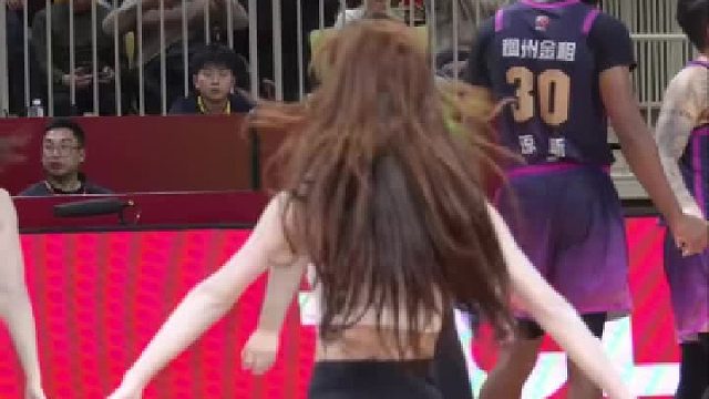 哇塞她腿好长！