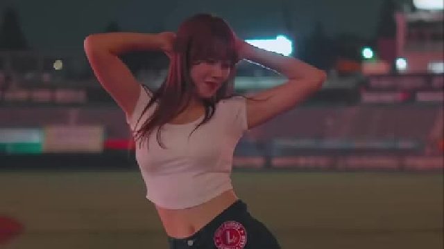 足球场上的02摇