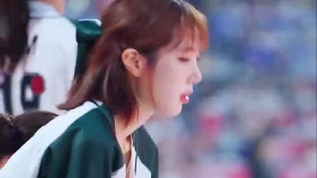 球场上可爱的猫猫女孩