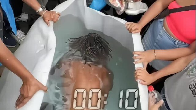 憋气挑战，谁能带水池里憋气最久的，就能赢得200美刀的大奖