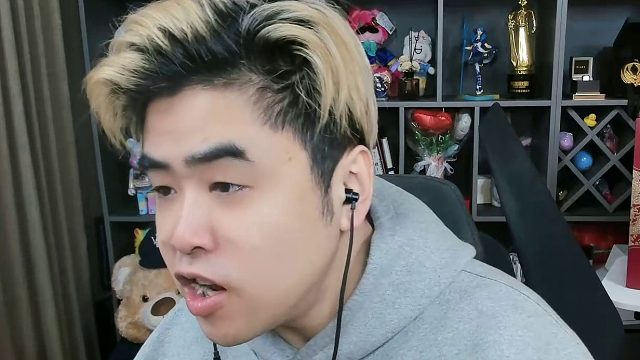 朱开： Zeus眼里已经没光了，挺心疼的！要不来LPL试试？