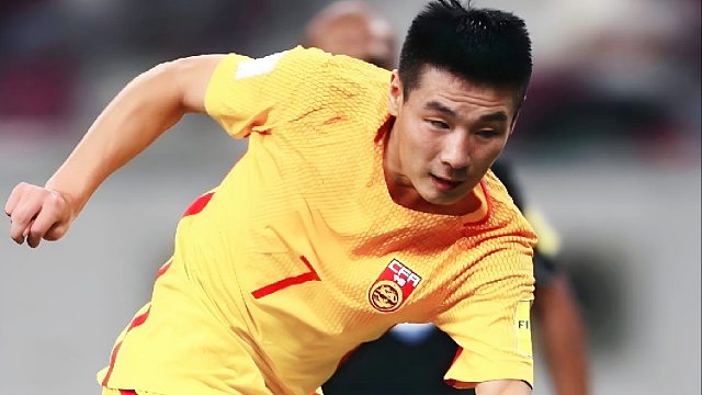 国足名场面：武磊最秀的天外飞仙双响，名帅里皮振臂欢呼！