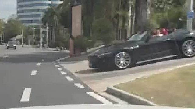 敞篷车下坡遇到直行车，立马伸出个手势，让自己的情侣车先走！