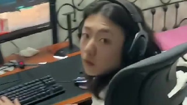 打游戏那个更像女朋友吧