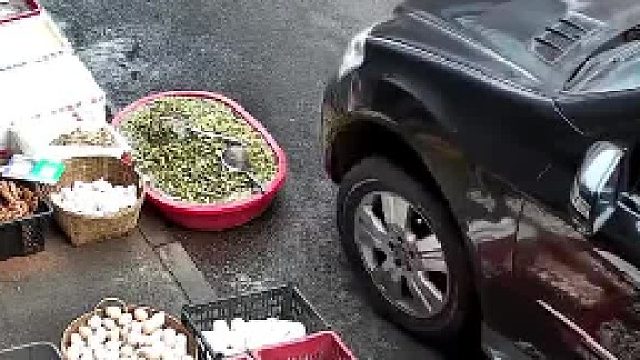 店里占道经营放在路边，黑车路过直接将其压扁，网友：报警吧