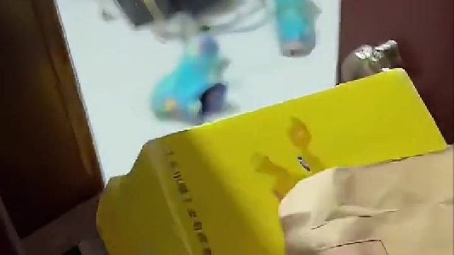 看给两个小伙子瘦的