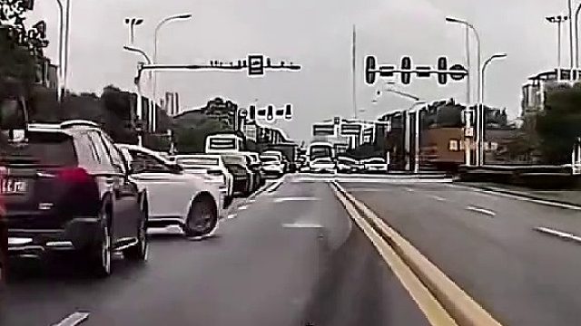 司机：等一下我缓缓，首先我全责不说，待会下车还要去哄他