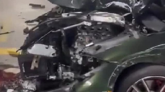 停车场惊现车祸，气柱子质量太好，还是车技太差呢？分辨不清了！