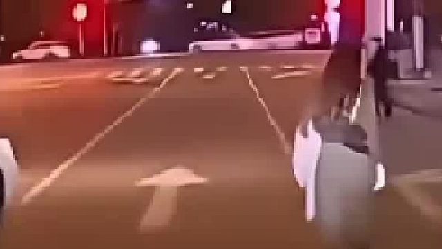 行人在机动车道上走路，司机教科书式操作