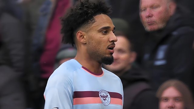 太坏了！布伦特前锋沙德遭放铲后，报复蹬踏卡什要害染红