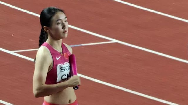 小孩姐后 10 米放水以 23.60 的成绩小组第一晋级决赛。