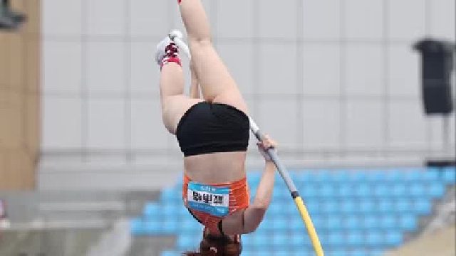 撑竿跳高过杆瞬间