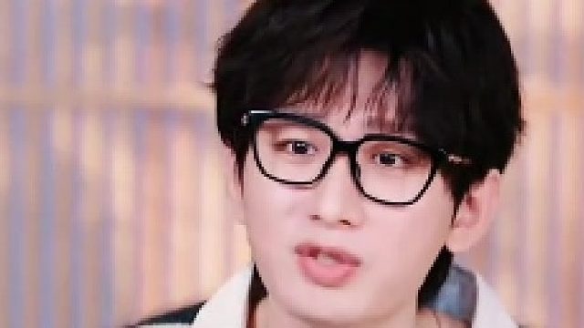 看给孩子急的，还得证明自己玩手机哈哈哈