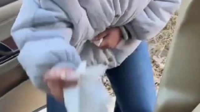 你人还怪好的嘞，还知道给嫂子封个烟